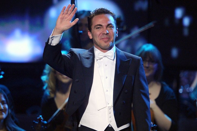 El cantante es conocido con el apodo el gallito feliz.