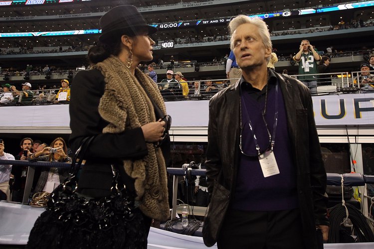 Mira las celebridades en los 40 como Catherine Zeta Jones como inspiración de moda.