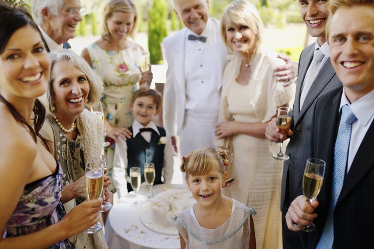Una recepción de boda reúne a personas de todas partes de la vida de la pareja.