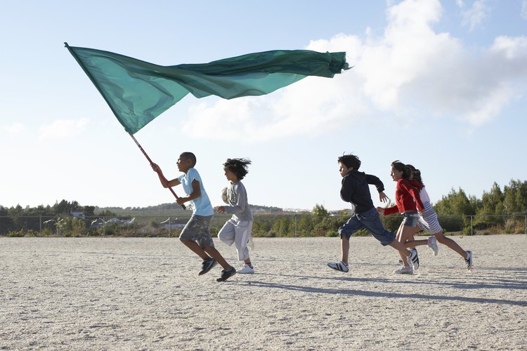 Corre por la playa para avivar su rutina de correr.