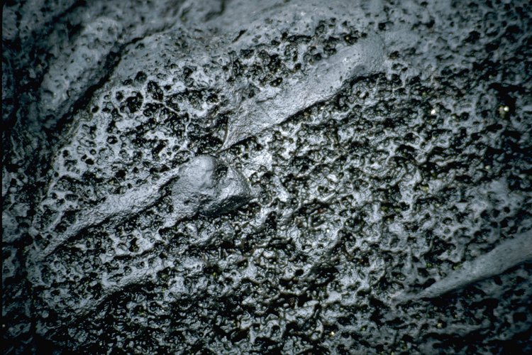 Las rocas de lava son porosas y recolectan la grasa del interior de las parrillas de gas, esto hace que sea necesario reemplazarlas de una temporada a otra.