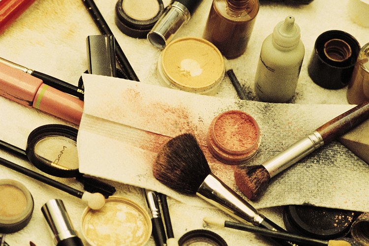 Las manchas de base de maquillaje son sencillas de sacar.
