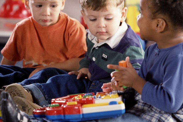 Muéstrale a tu niño pequeño el valor de la cooperación mediante la participación de el en los quehaceres y las tareas diarias simples, como ayudar a guardar sus juguetes.