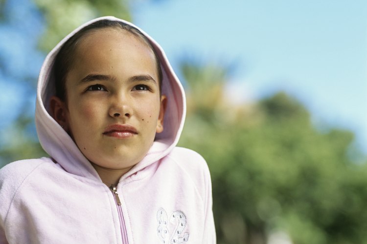 Las prendas de vestir con capucha, como sudaderas, suéteres, chaquetas y abrigos pueden tener cordones y lazos que pueden ser peligrosos para tu niño.