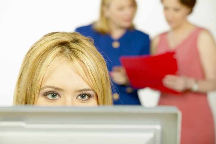 La secretaria técnica cumple las funciones administrativas básicas en la oficina.