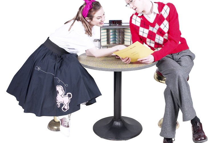 La apariencia amplia de una falda con estilo de la década de los 50 se crea con crinolinas almidonadas que se utilizan bajo la falda.