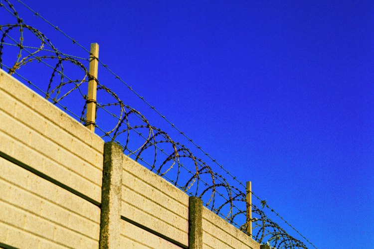 A diferencia de otras prisiones, las de máxima seguridad minimizan cualquier tipo de contacto entre los reclusos.