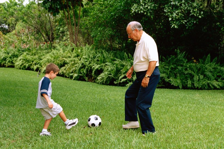 El juego ayuda al niño a desarrollar el control de su cuerpo.