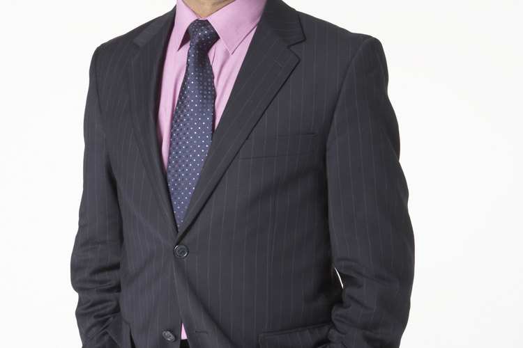Los hombres deben vestir trajes de negocios.