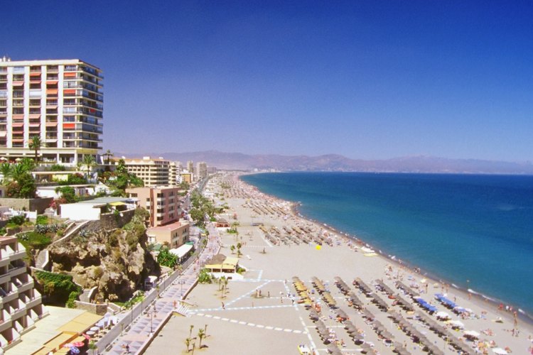 La playa Bajondillo es un lugar ideal para un baño relajante o hacer windsurf.