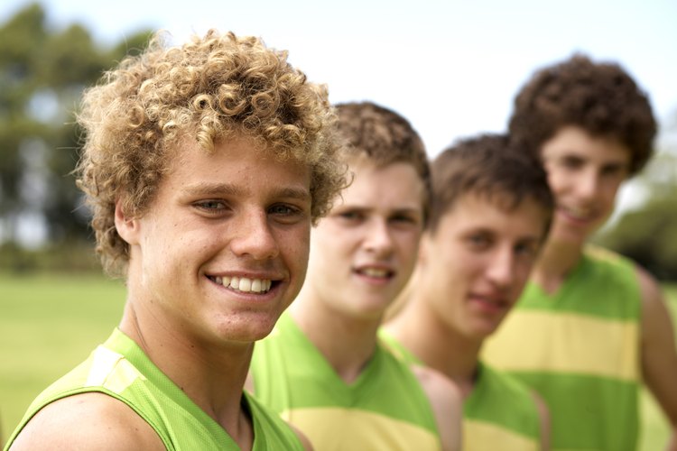Los equipos de deportes son populares entre los adolescentes.