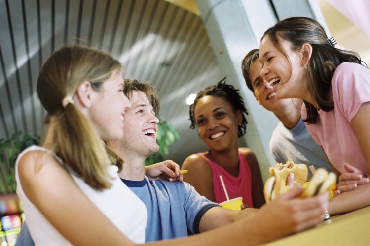Las habilidades de relación interpersonal sana entre los adolescentes pueden mejorar el rendimiento académico y fomentar relaciones sanas y adultas.