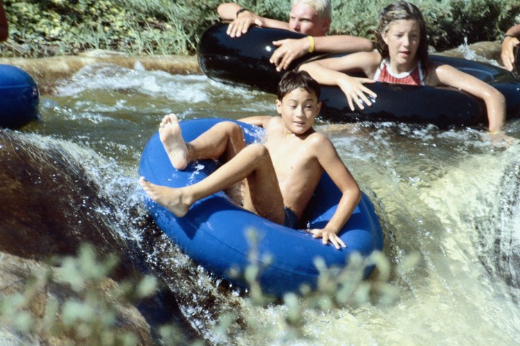Lanzarse al agua en flotadores tubulares es divertido, pero puede ser peligroso también.