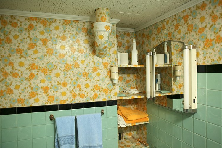Para lograr una vista profesional, esconde las uniones cuando pintes papel de pared.