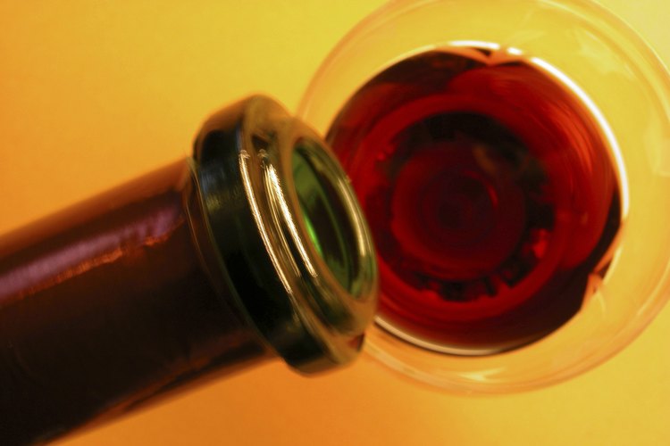 El vino de ciruela arena casero tarda un año o más en fermentarse y añejarse.
