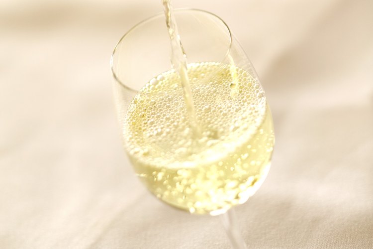 Beber demasiado vino blanco puede tener efectos perjudiciales.