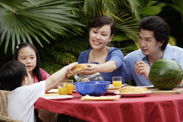 Un almuerzo informal requiere menos elementos decorativos que las comidas formales.
