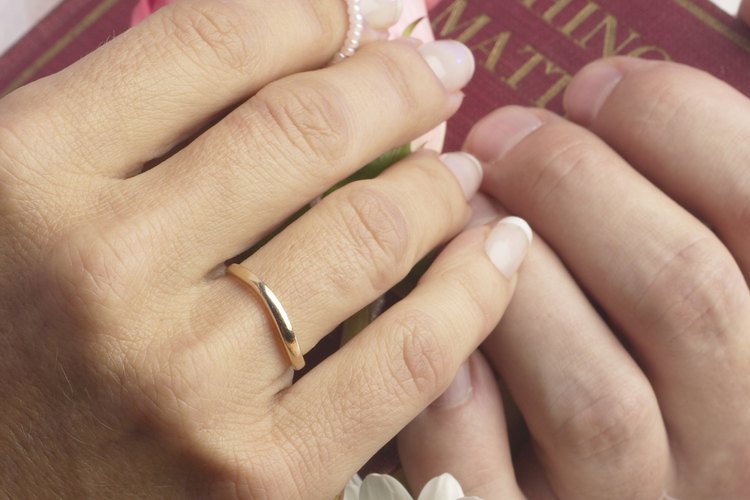 Prueba varios estilos de vestidos de novia de talla grande.