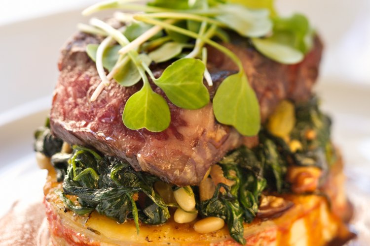 La salsa demi-glace es la base de muchas salsas marrones.