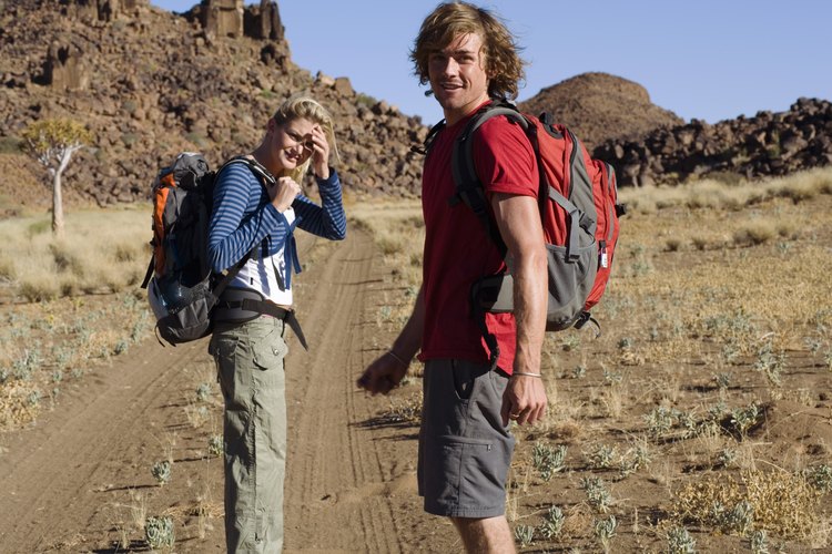 Una pareja se dirige a una caminata en el desierto.