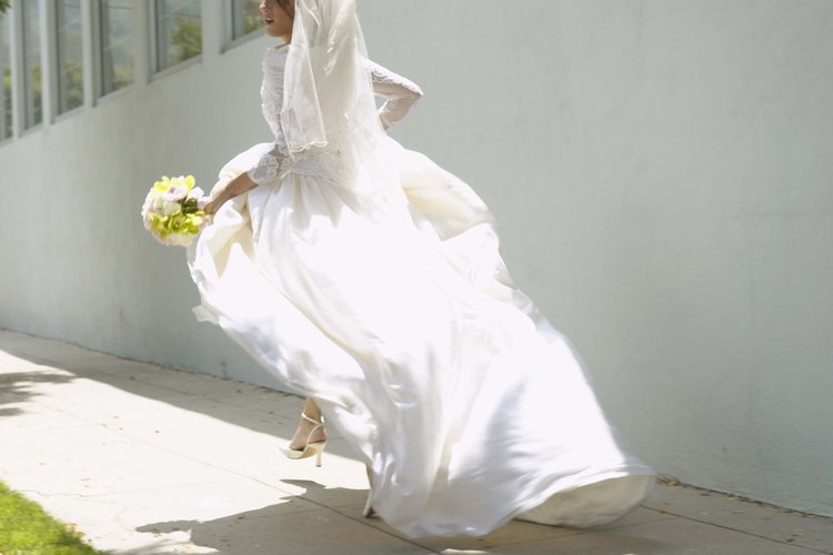 La mayoría de los vestidos de novia son blancos, pero no son todos cortes de la misma tela.
