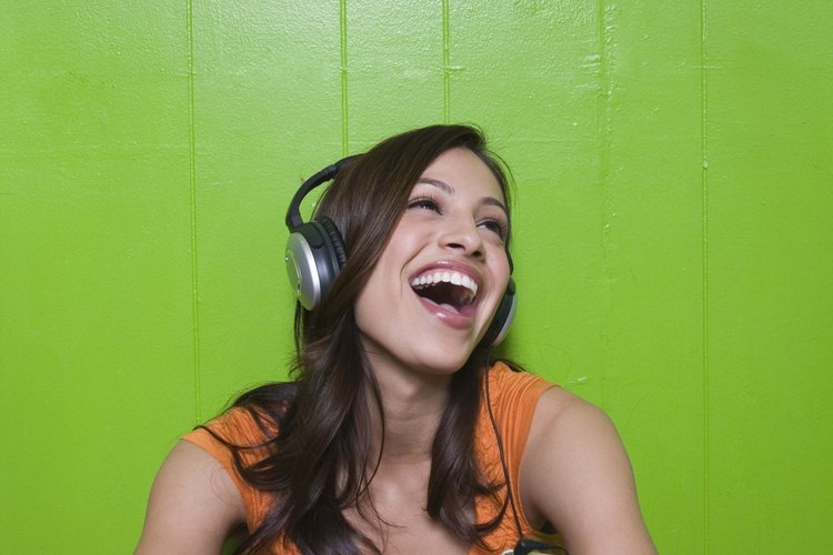 Escucha música.