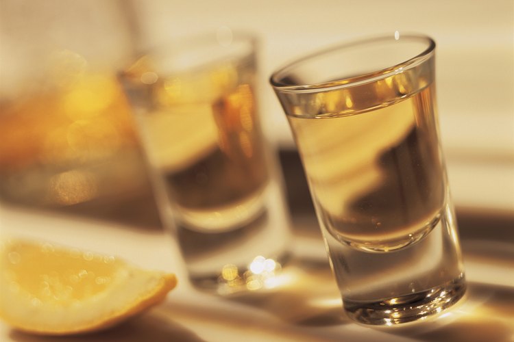 Tanto el tequila como el mezcal, se hacen de la destilación del jugo fermentado de la planta de pita.