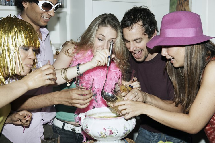 Hay una variedad de juegos para entretener a los adultos en una fiesta.