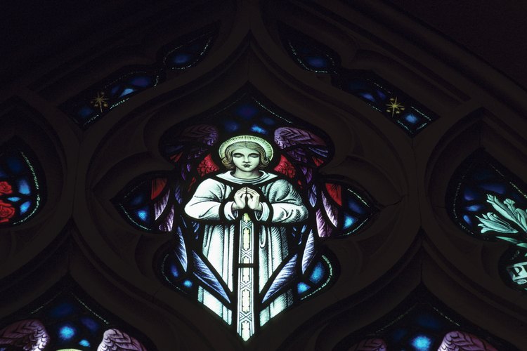 Las Iglesias católicas a menudo tienen ventanas con vitrós que representan escenas bíblicas.