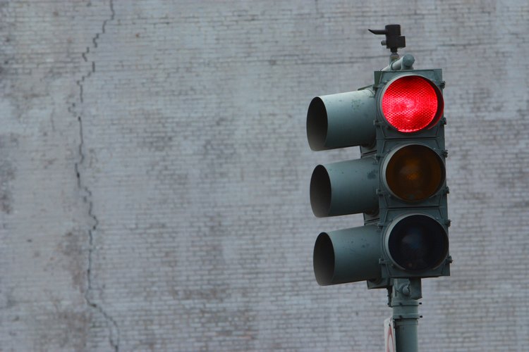 Tener una multa por pasar un semáforo en rojo puede dificultarte el proceso de registro de tu auto.