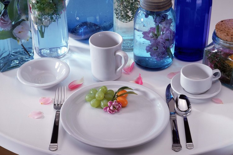 Un frasco de vidrio puede ser parte de un elegante arreglo de mesa en una boda.