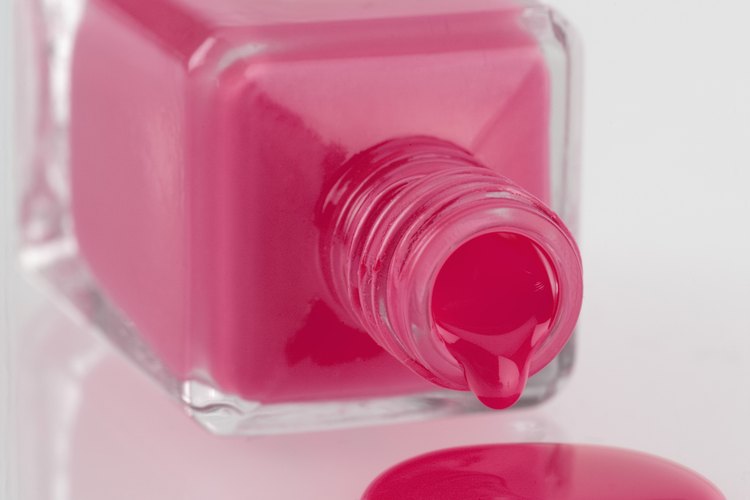El esmalte de uñas arruina la apariencia de los muebles de madera.