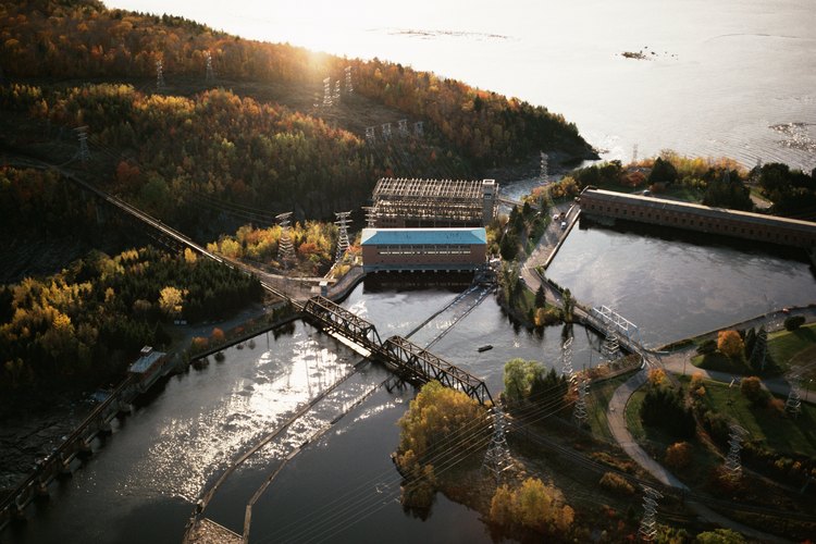 Un embalse almacena agua para que la planta hidroeléctrica la use.