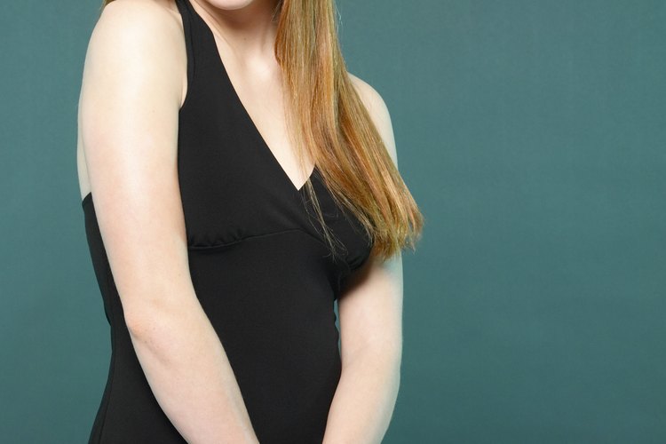 Un vestido con cuello V requiere por lo menos un accesorio.