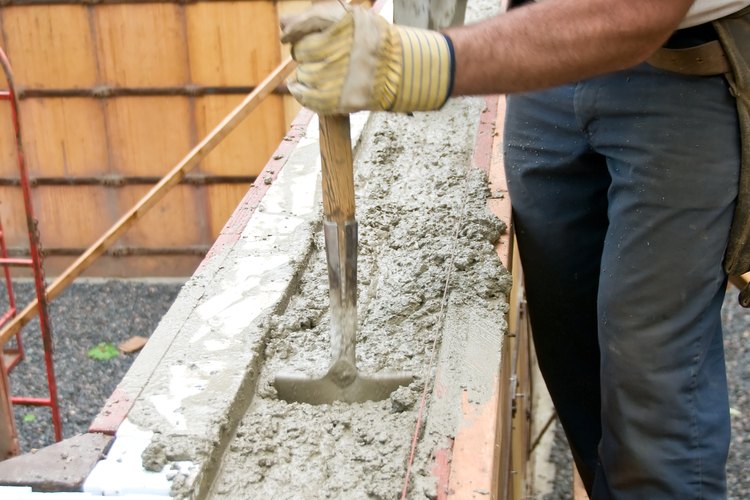 El cemento es vertido en moldes para construir la cimentación.