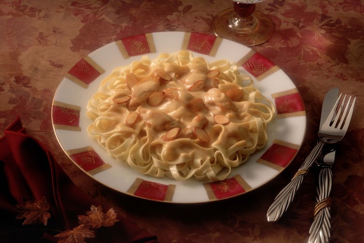 El pollo asado suma un sabor ahumado que realza cualquier plato de pastas.