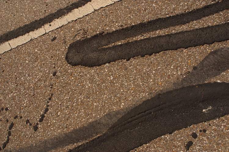 El alquitrán se usa para reparar las grietas en los caminos, facilitando el tránsito de los vehículos.