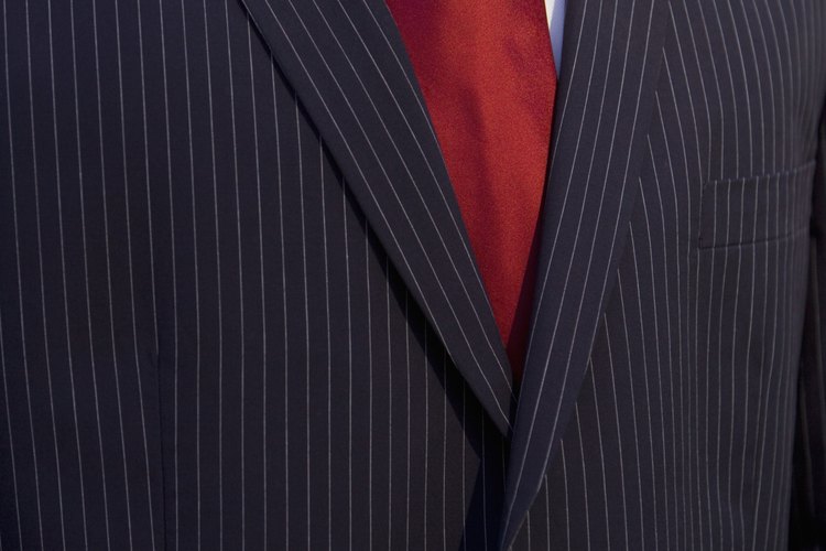 Los trajes negros a rayas son prolijos y sofisticados.