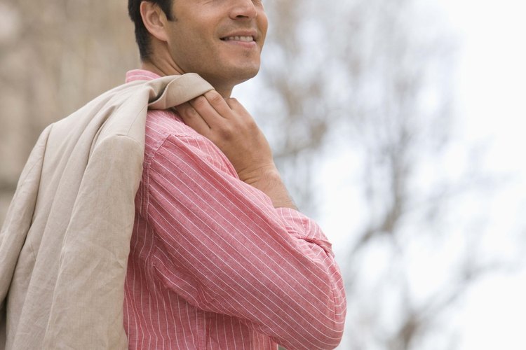 Arréglate para un día casual de primavera con un abrigo deportivo de verano.