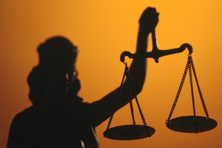 La venda del estatua representa la imparcialidad y la justicia, esto se ve en representaciones comunes durante el siglo XV.