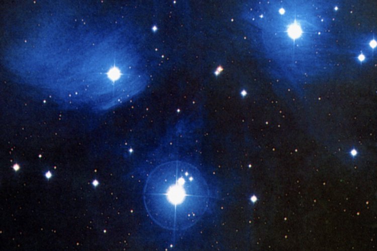Crea un techo estrella realista que brille en una luz negra.