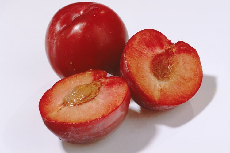 Las ciruelas rojas son menos comunes que las violetas y más ácidas.