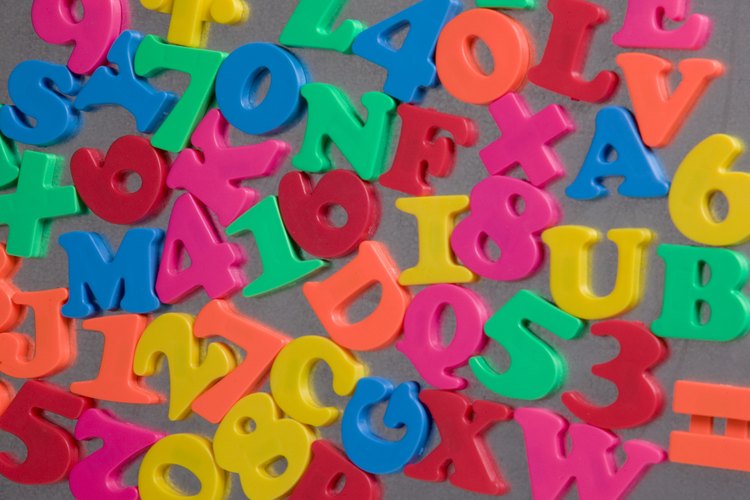 Con un alfabeto magnético ayudas a los niños a conocer las letras.