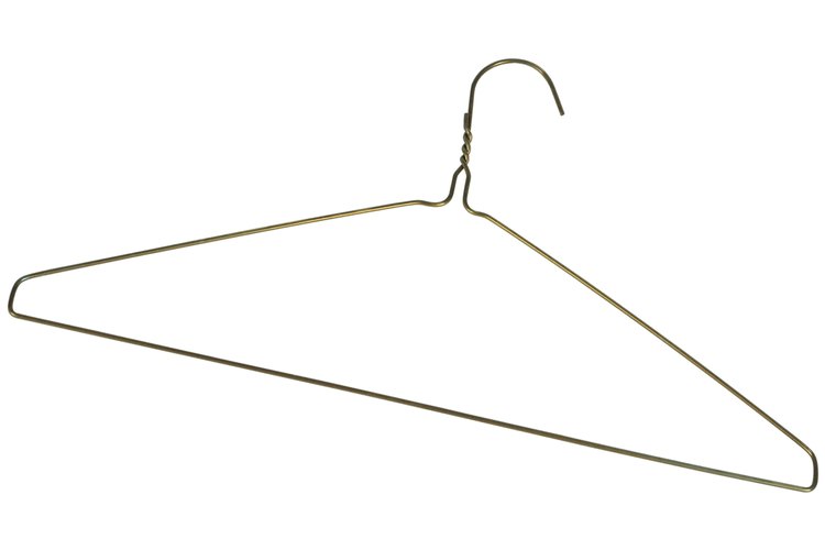 Mide alrededor de 7 1/2 pulgadas (19 cm) de los extremos trenzados y dobla el alambre hacia abajo.