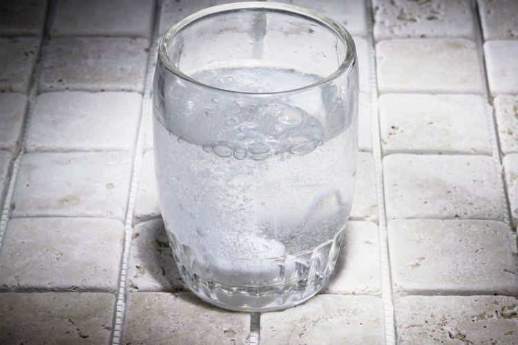 Beber agua con gas puede saciar tu sed igual que el agua normal.