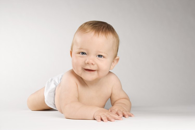 Doblar la tela es el primer paso para colocarle un pañal de tela a tu hijo.