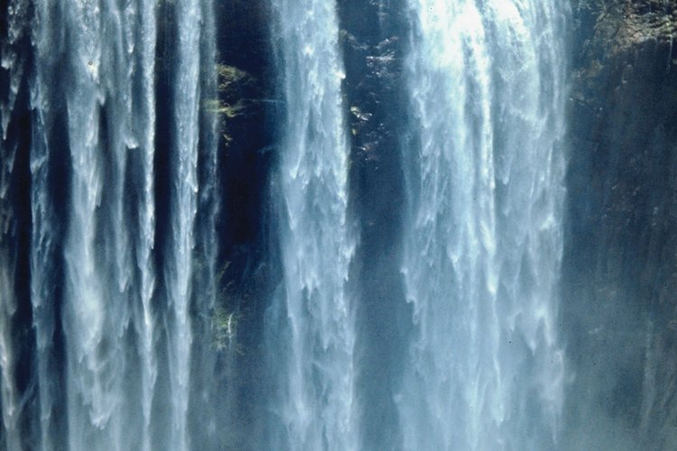El agua, una fuerza natural poderosa, provee belleza y maravilla en la forma de una catarata.