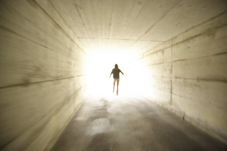 La proverbial "luz al final del túnel" difícilmente se parece a la gloria del Cielo.