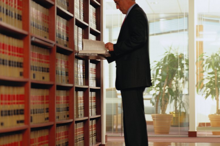 Algunas carreras pueden requerir educación formal adicional más allá de una licenciatura en criminología: expertos forenses y abogados, por ejemplo.
