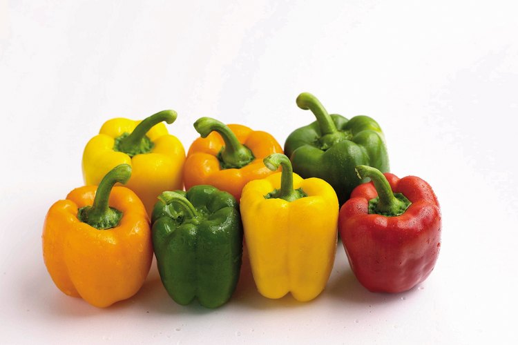 Las variedades de pimiento incluyen el verde, amarillo, naranja y rojos.